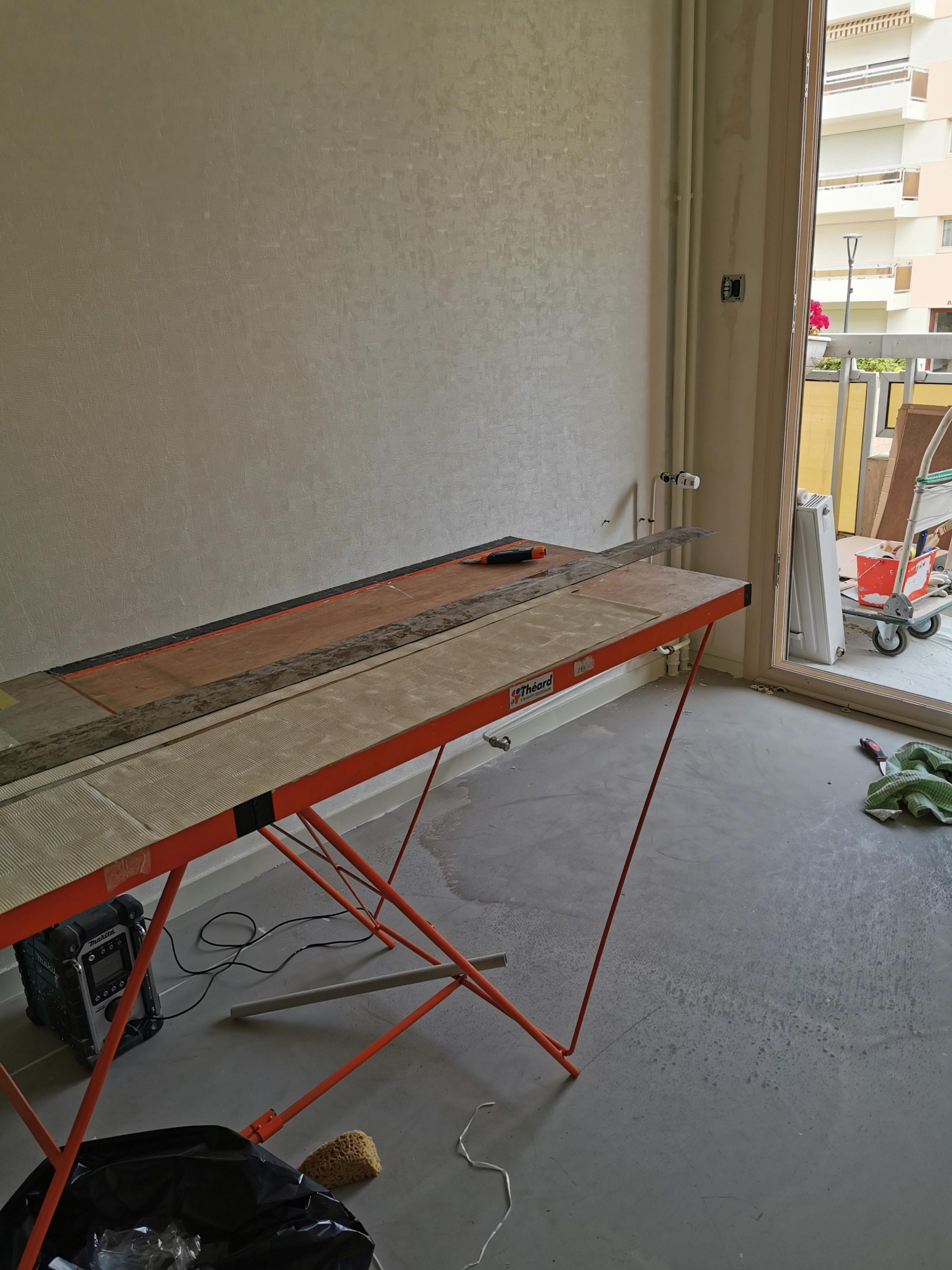 Chantier de peinture, papiers peints et sols dans un appartement