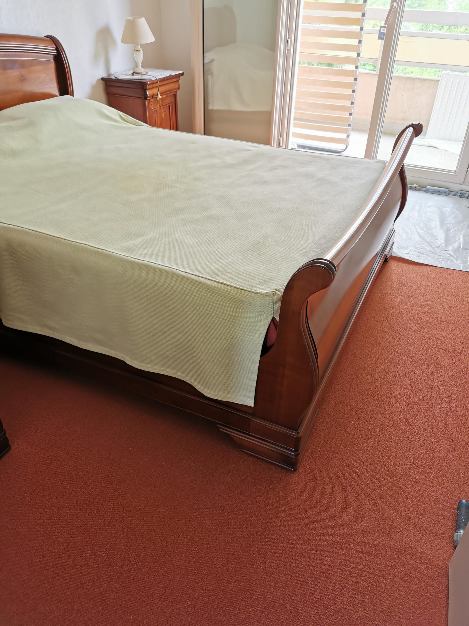 Chantier de peinture, papiers peints et sols dans un appartement