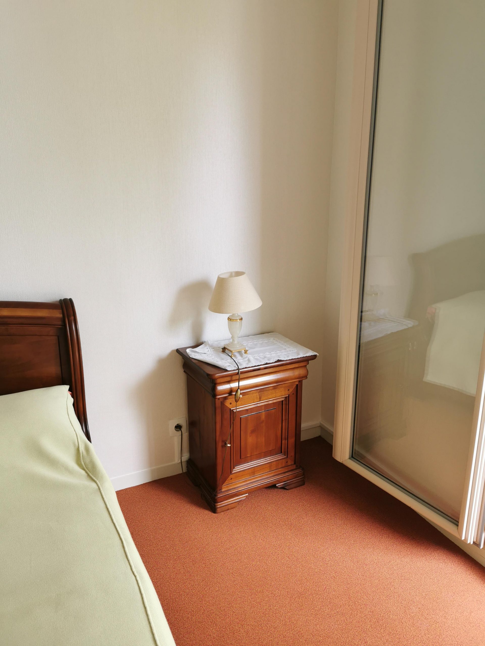 Chantier de peinture, papiers peints et sols dans un appartement