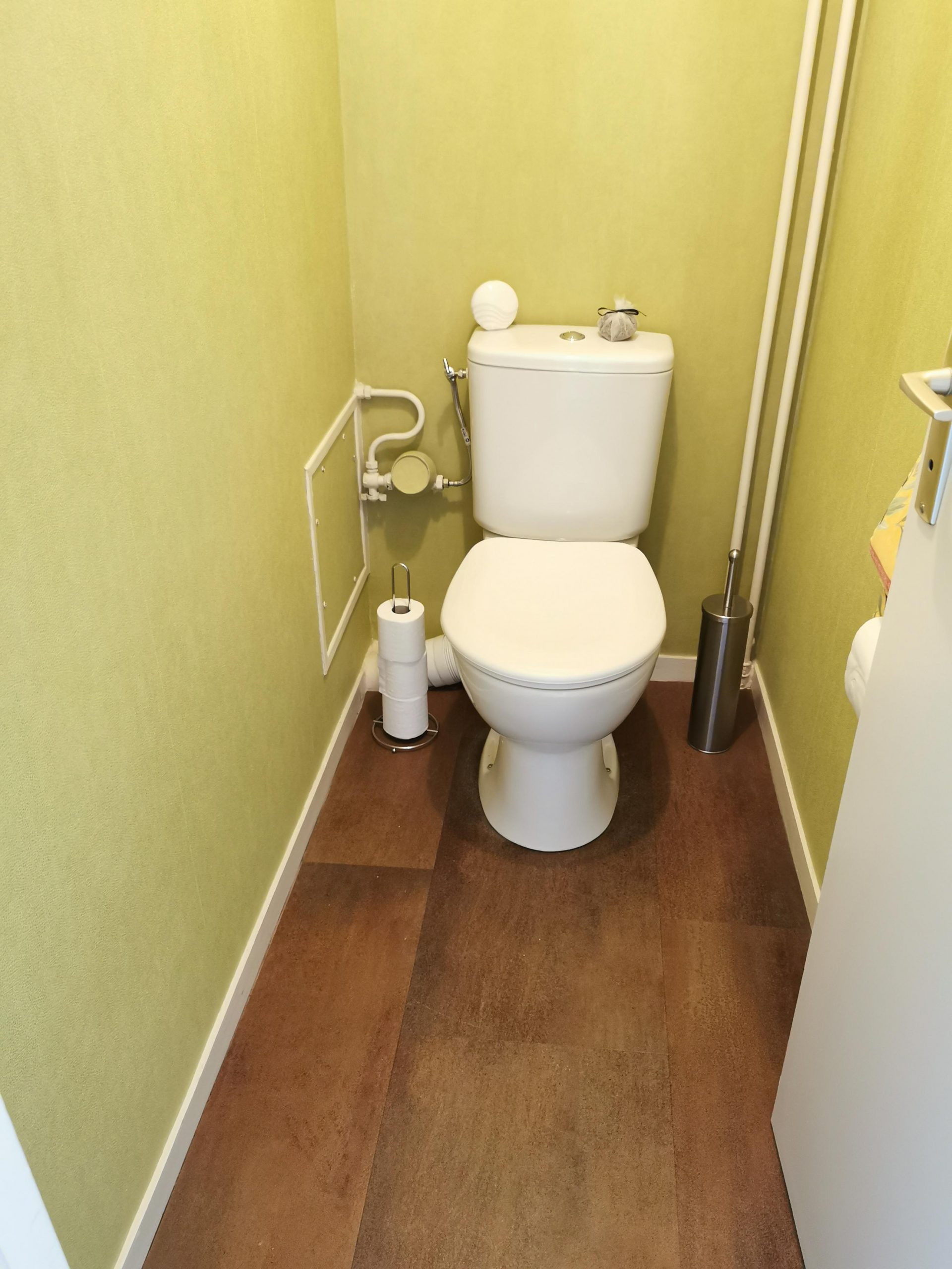 Chantier de peinture, papiers peints et sols dans un appartement